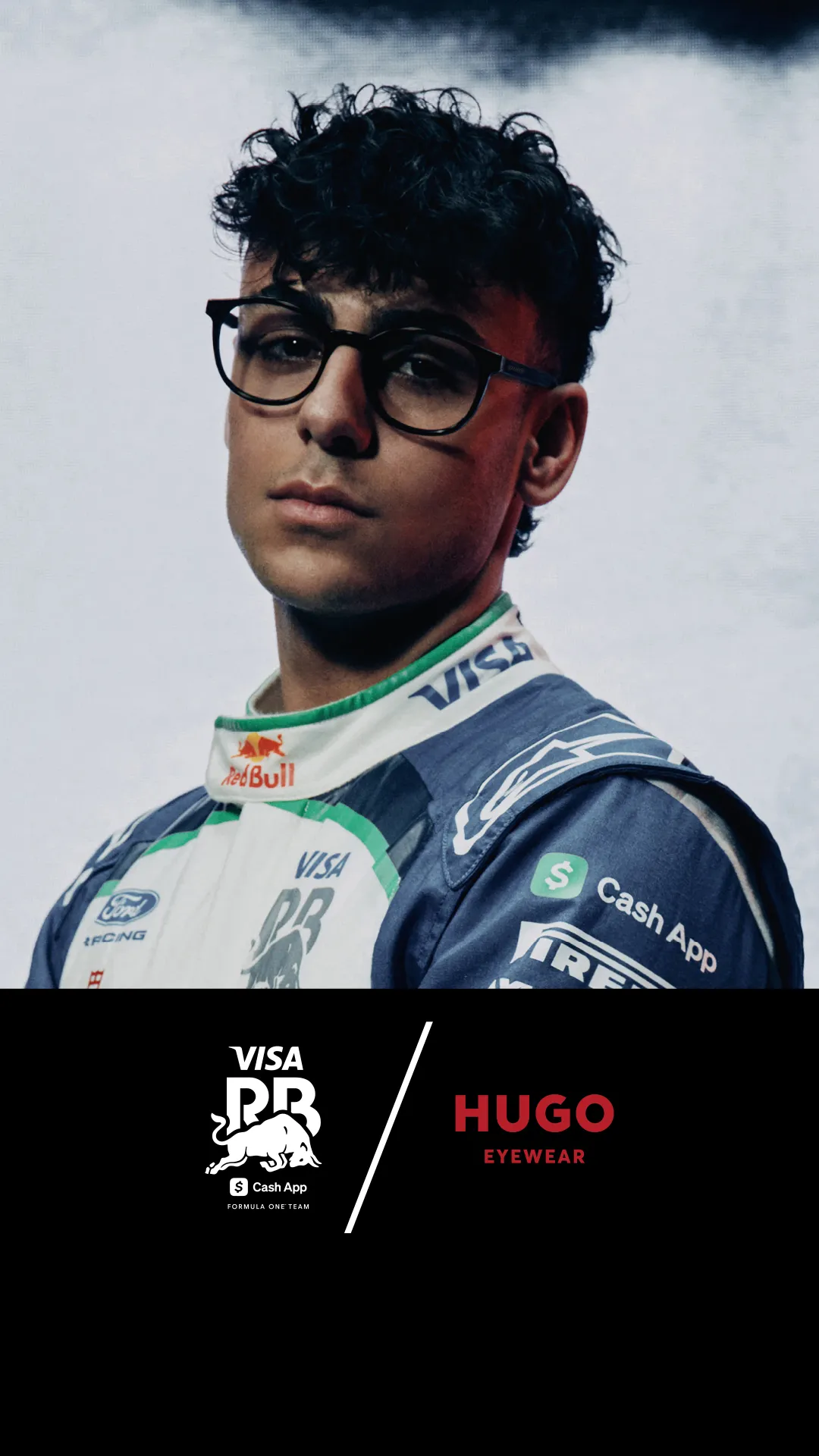 Piloto del equipo Visa Cash App Racing Bulls usando gafas Hugo HG 1395