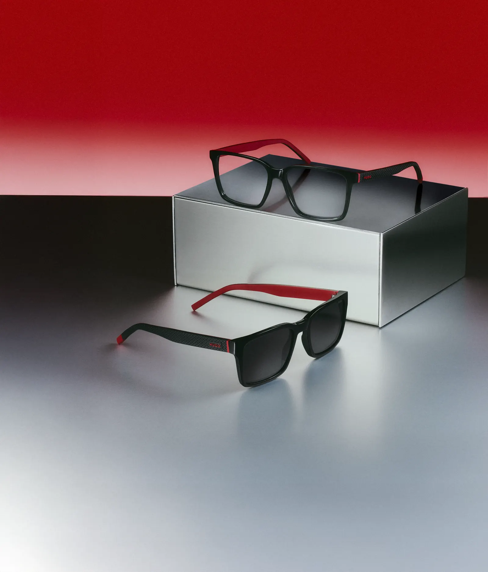 Detalle gafas Hugo aviator con logo rojo en varilla